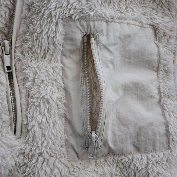 H&M Cream Colored Faux Fur Lightweight Quarter Zip Teddy Vest - Picture 8 of 8